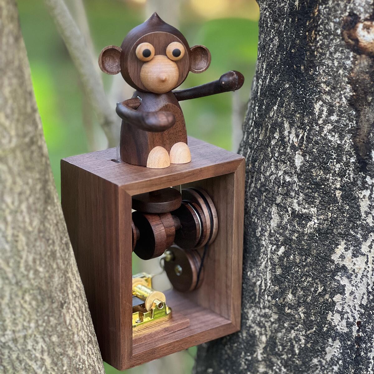 Handgefertigte Spieluhr aus Holz mit Handkurbel und Affenmotiv (Melodie „Das Schloss im Himmel“)
