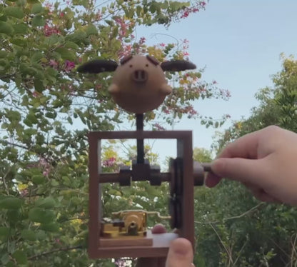 Handgefertigte Spieluhr aus Holz mit Handkurbel in Form eines fliegenden Schweins (Melodie: Das Schloss im Himmel) 